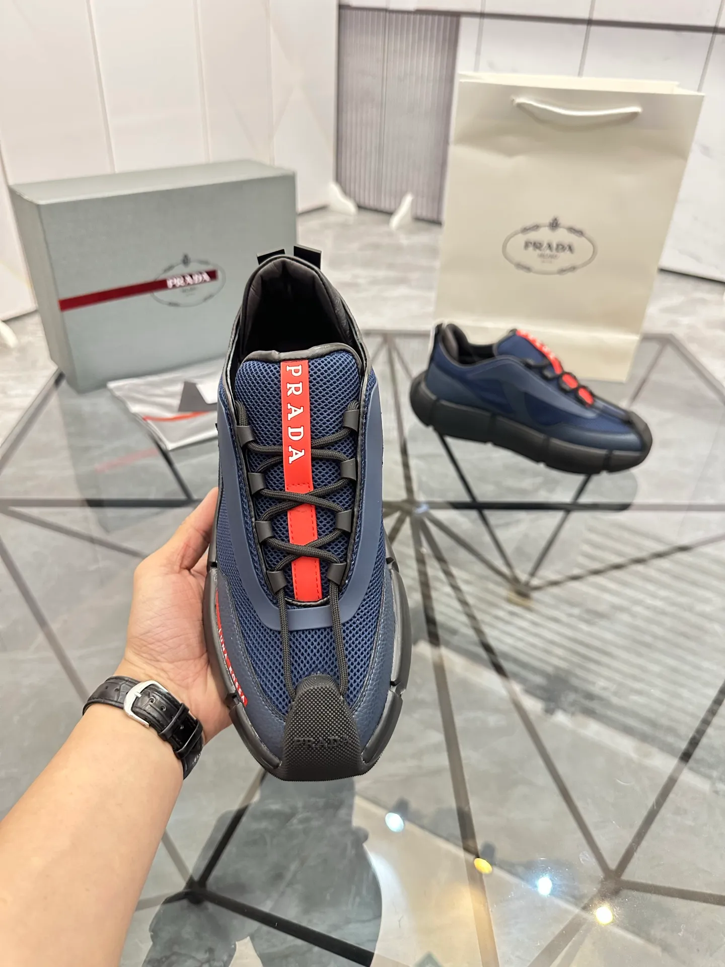 Men's shoes: 💰P500¥ High-end, complete package Product trademark: Prada *"Prada*" low-top casual shoes Regular size: 38-44 (can be customized to 45.46) Couple style Product materials: Upper imported cowhide stitched with original fabric, sheepskin lining, original outsole. Number: 846